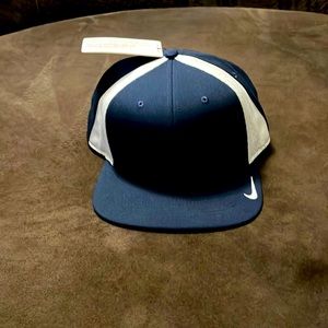 NWT Nike Dri-Fit Flat Brim Vented SnapBack Baseball Hat. Structured. Navy/White.